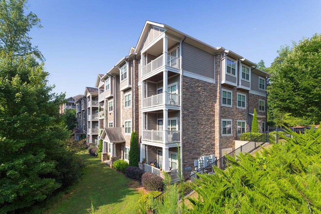 The Oaks at Johns Creek - Building exterior
