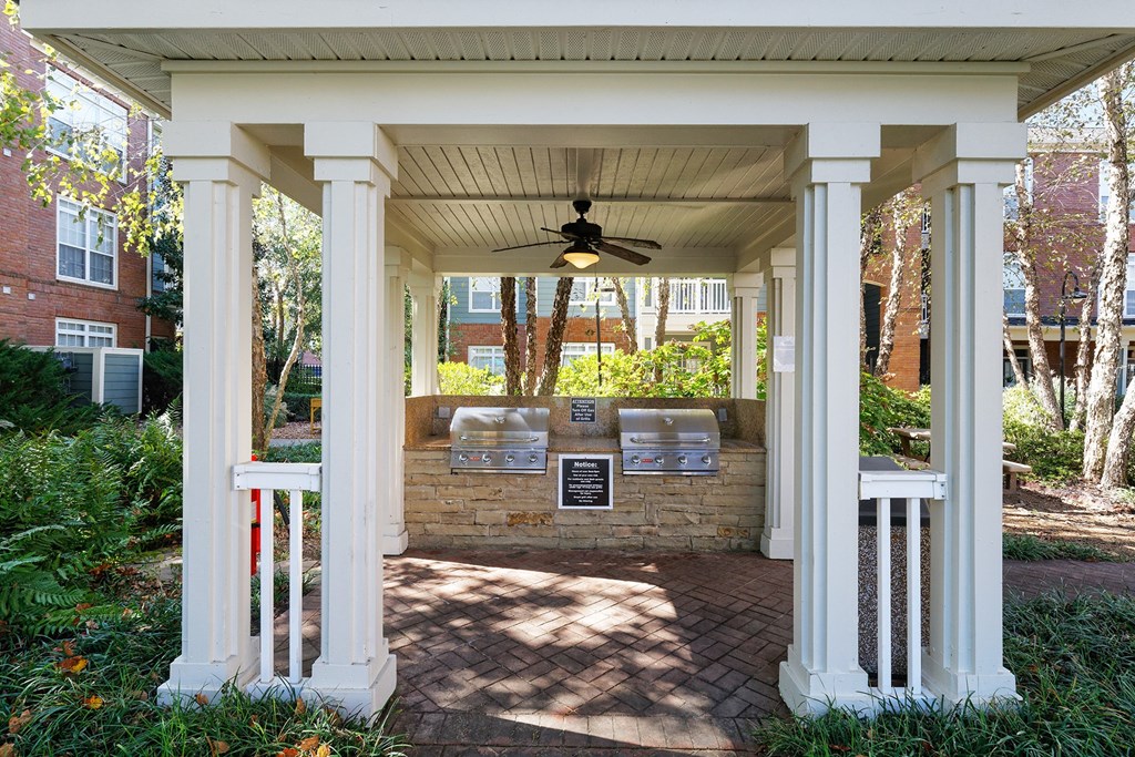Belle Harbour Apartments BBQ grill area