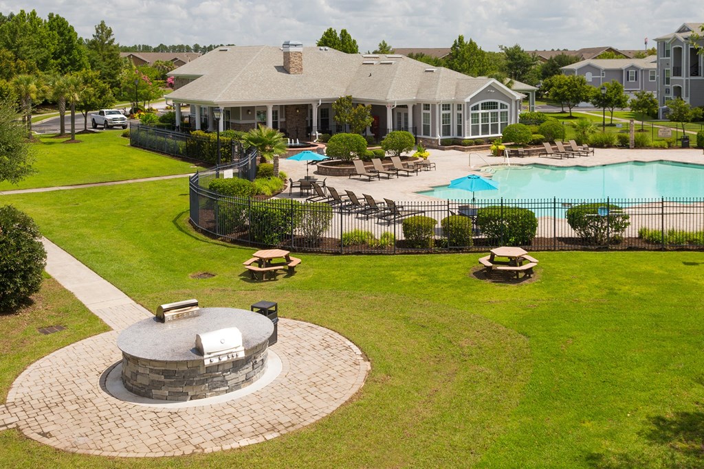 Courtney Station Apartments - BBQ grills and picnic area