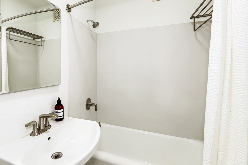 John Winthrop Apartment Interiors bathroom