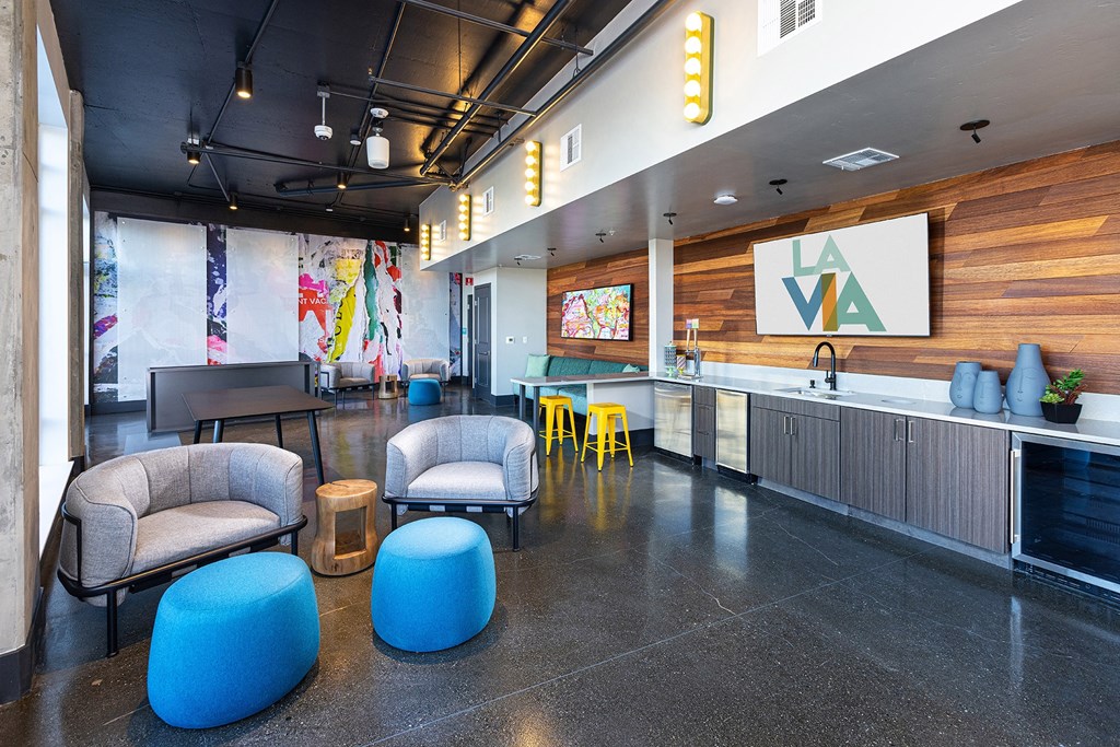 Kayaker's lounge with kombucha and kitchenette - La Via Apartments