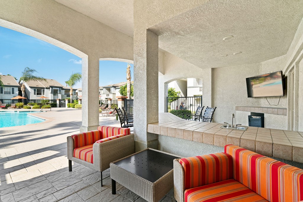 Barton Vineyard Apartments - Poolside cabana with TV lounge