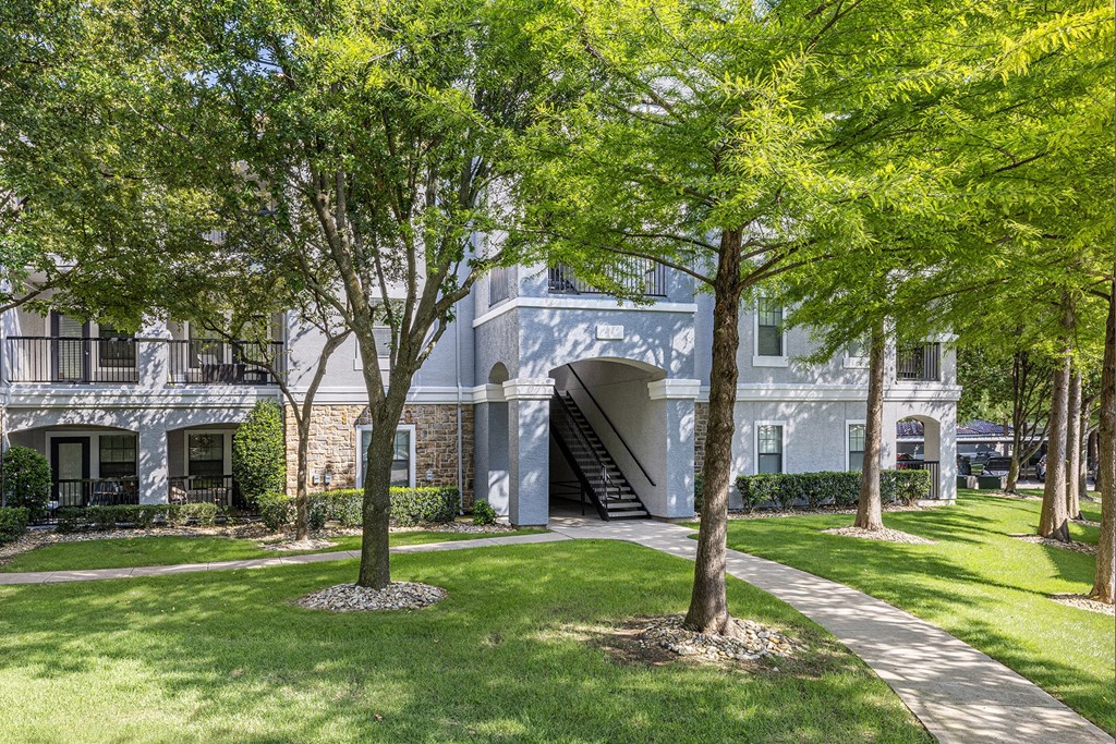 Well manicured landscaping with walkways to buildings - DeLayne at Twin Creeks