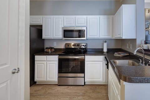 Island Park and Harbor Town Square Apartments - Kitchen interior