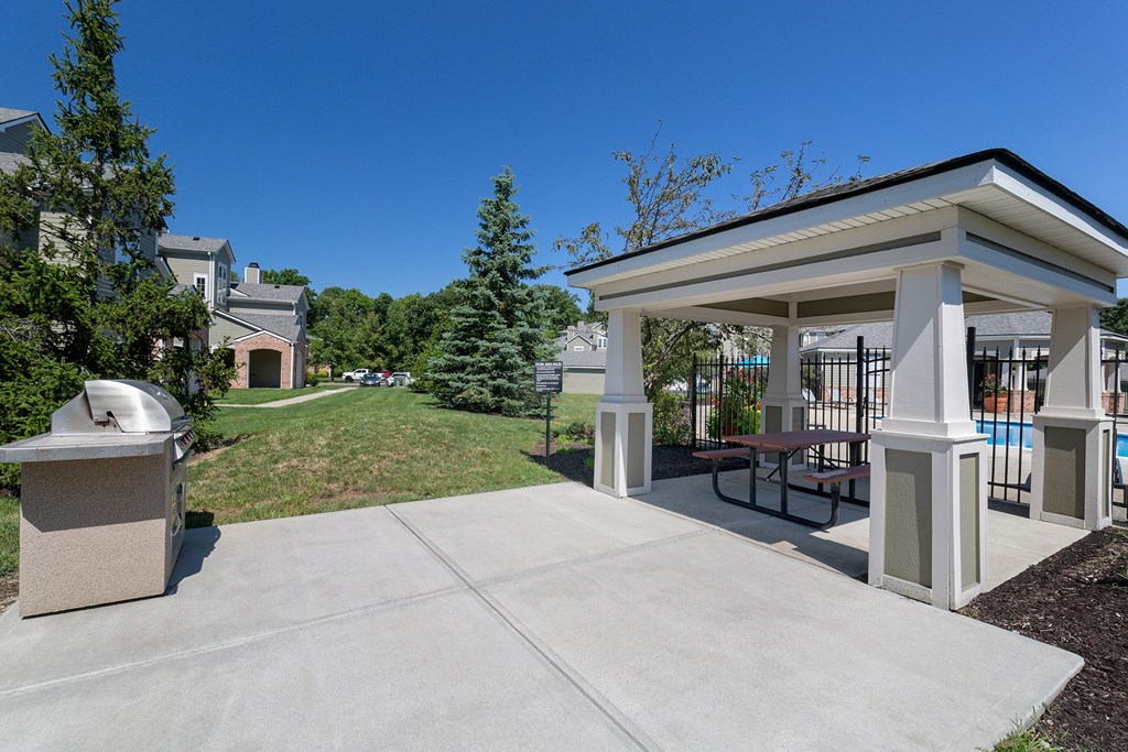 Lantern Woods Apartments - BBQ grill and picnic area