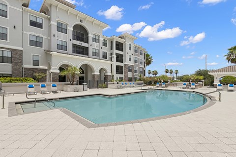 Resort-style swimming pool - Bonterra Parc