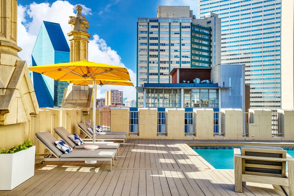 The Kirby - Rooftop pool with sun deck