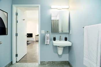 The Buckingham / The Commodore / The Parkway Apartments bathroom - Photo Gallery 4