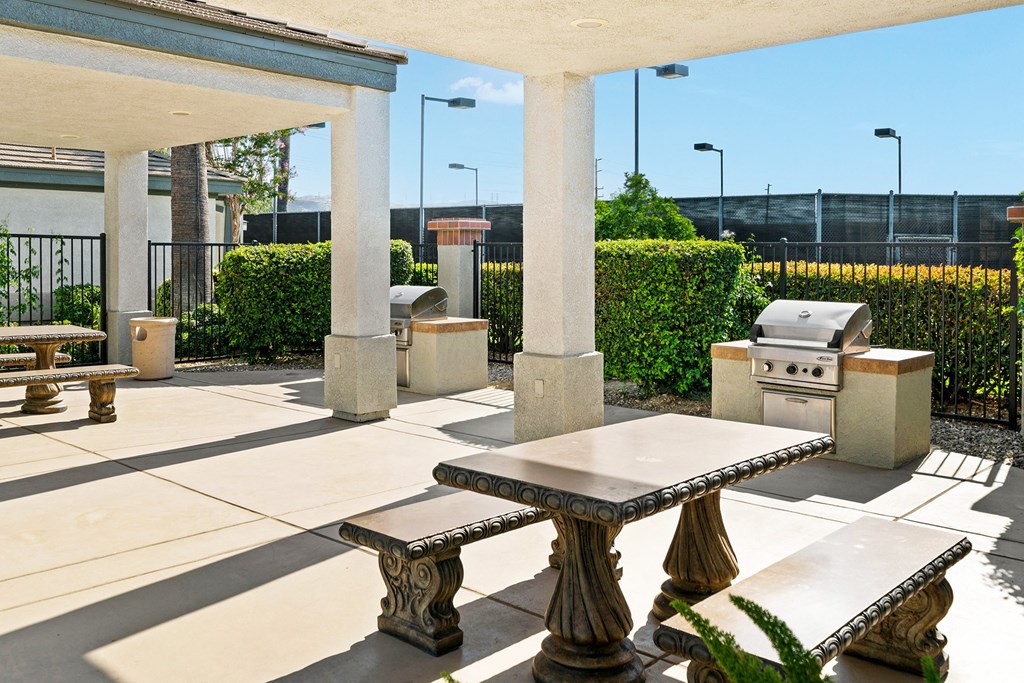 Barton Vineyard Apartments - BBQ ramada