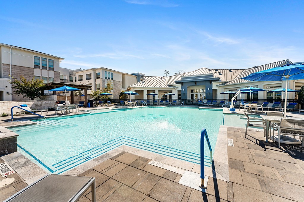 Resort-style swimming pool - Everlee