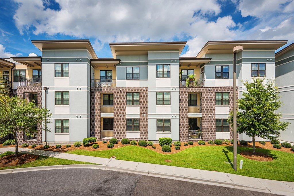 Centre Pointe Apartments balconies and landscaping