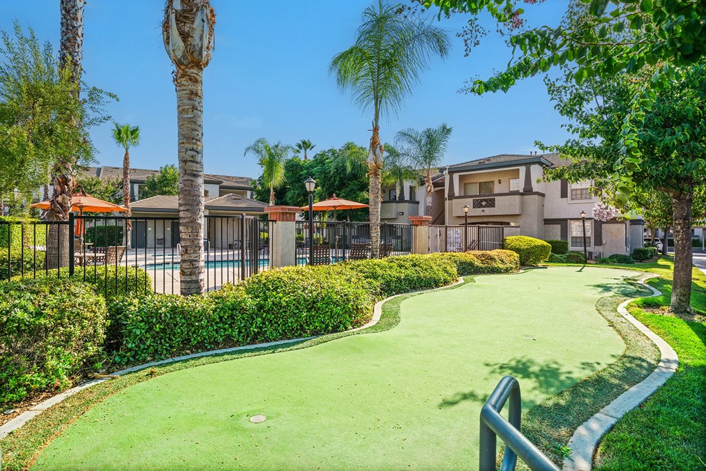 Barton Vineyard Apartments - Putting green