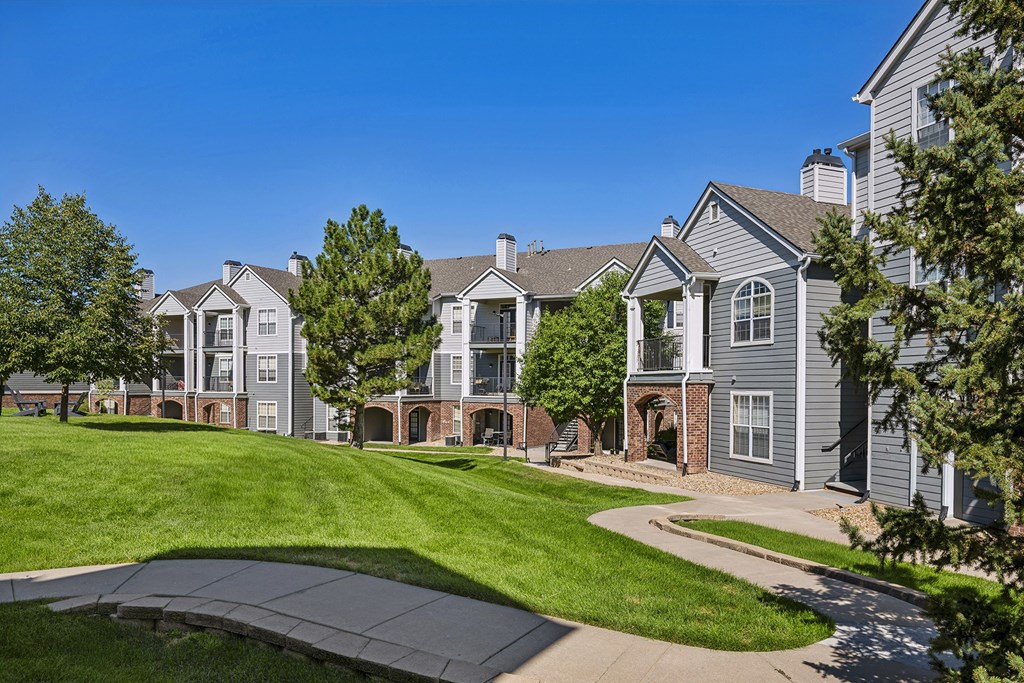 Well-manicured garden-style apartments - Emmersyn at Lone Tree