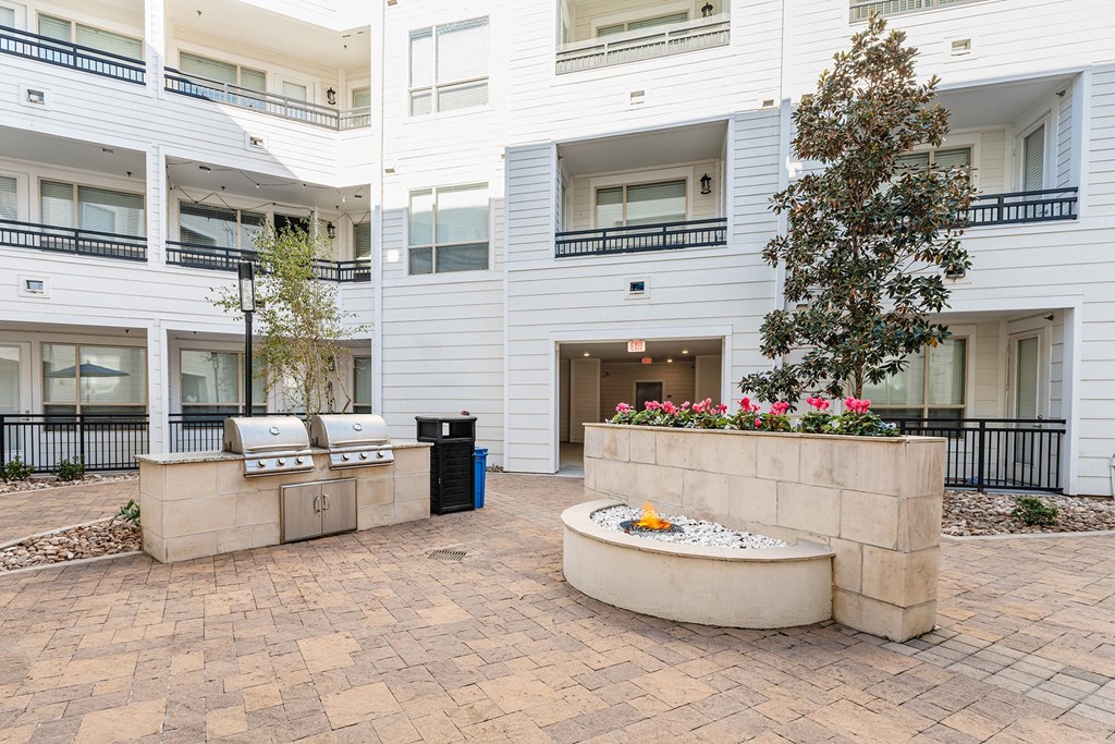 Courtyard with BBQ station and fire pit - Everlee