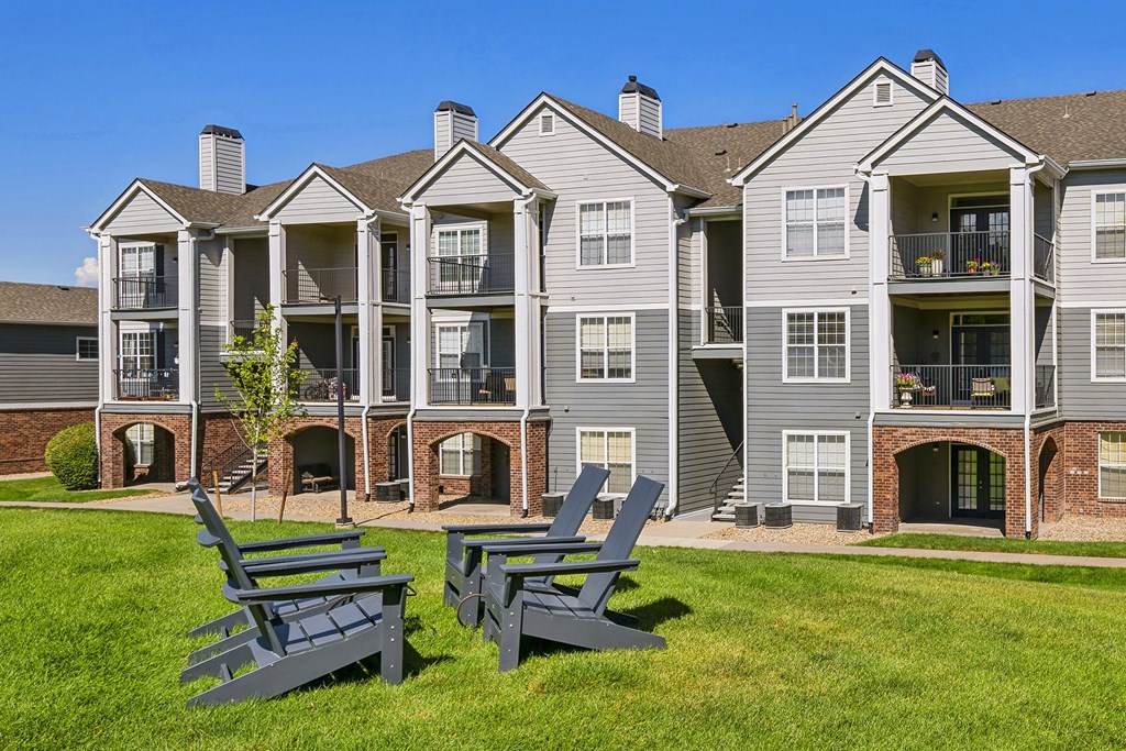 Lawn seating - Emmersyn at Lone Tree