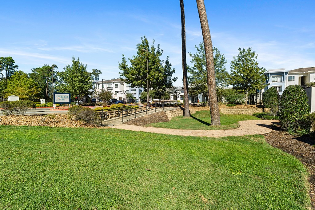 Walk ways throughout the property - Everlee