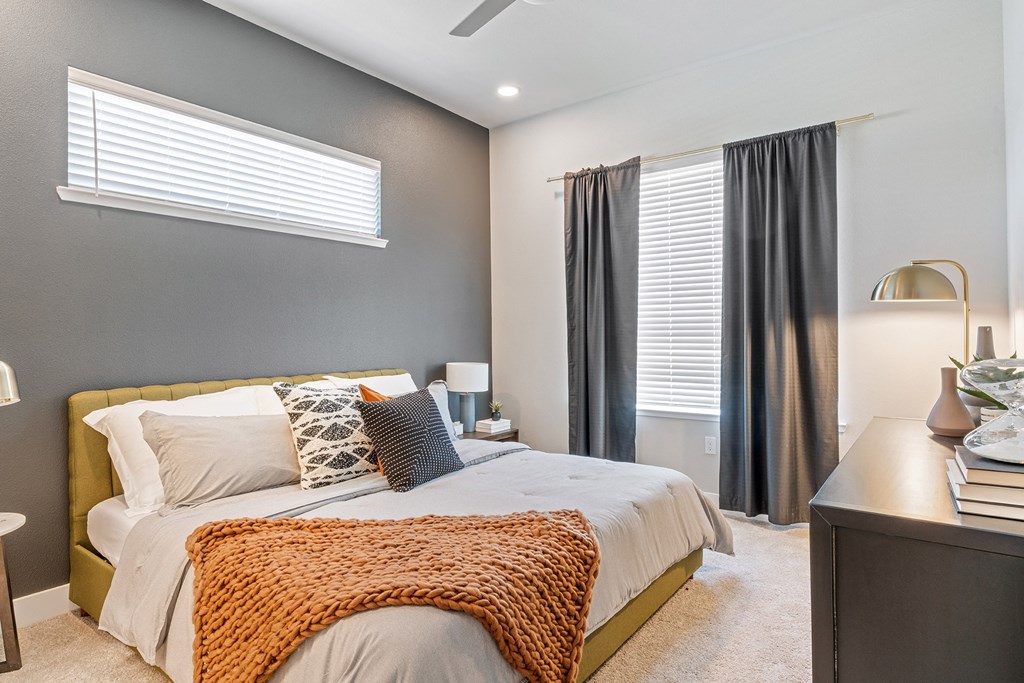 Arazo bedroom with high ceiling and ceiling fan