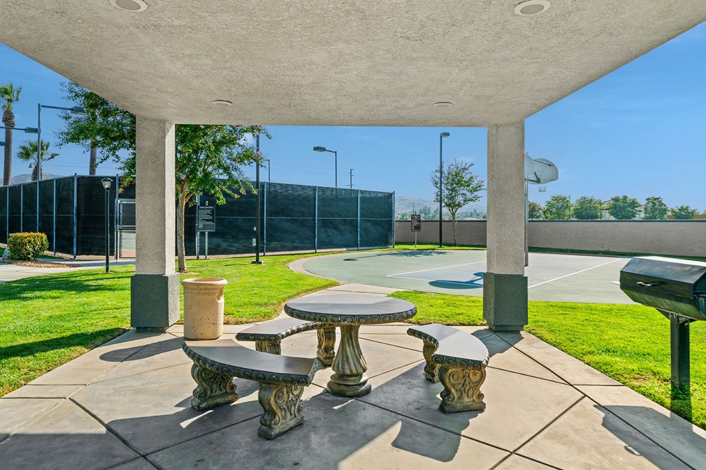 Barton Vineyard Apartments - Grilling and picnic area