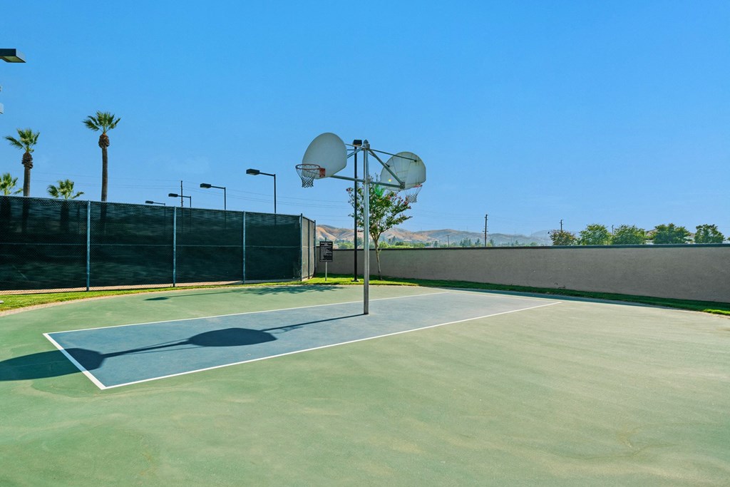 Barton Vineyard Apartments - Basketball court