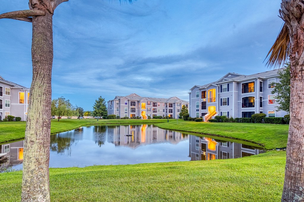 Courtney Station Apartments - Manicured landscape