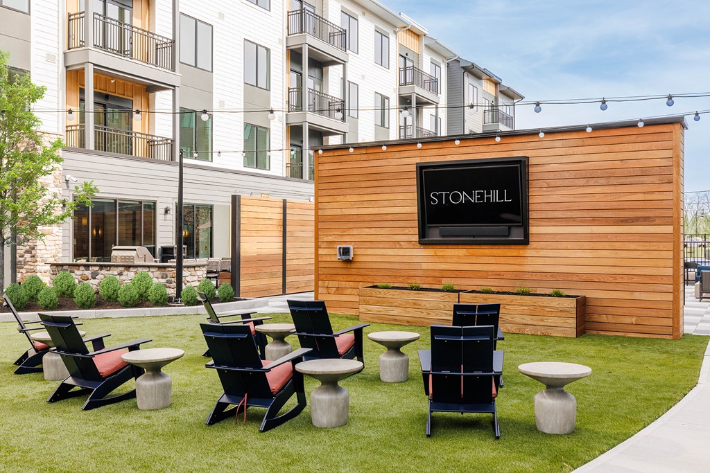 Fire pit lounge areas - Stonehill at West Orange