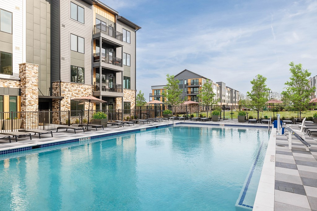 Resort-style swimming pool - Stonehill at West Orange