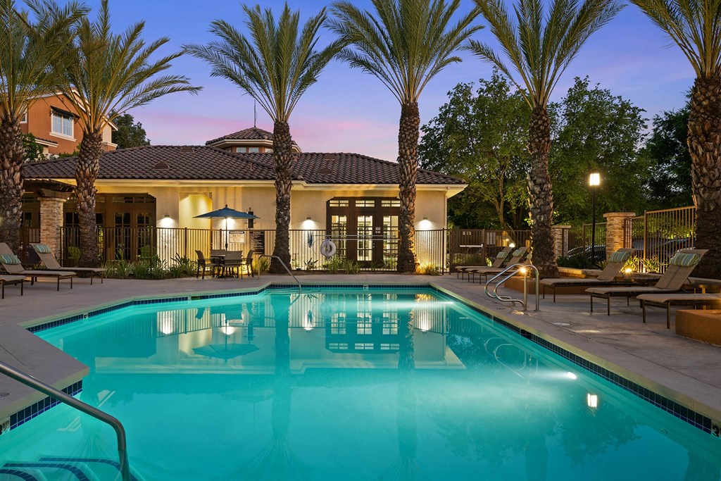 Hills of Valencia pool area