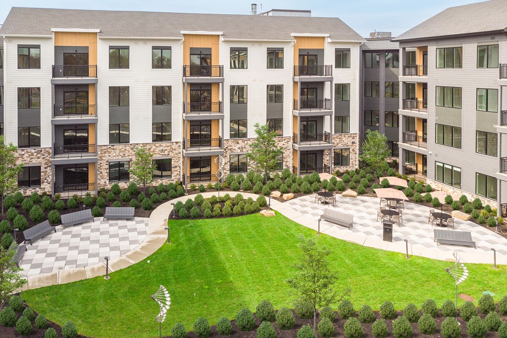 Multiple courtyard areas - Stonehill at West Orange