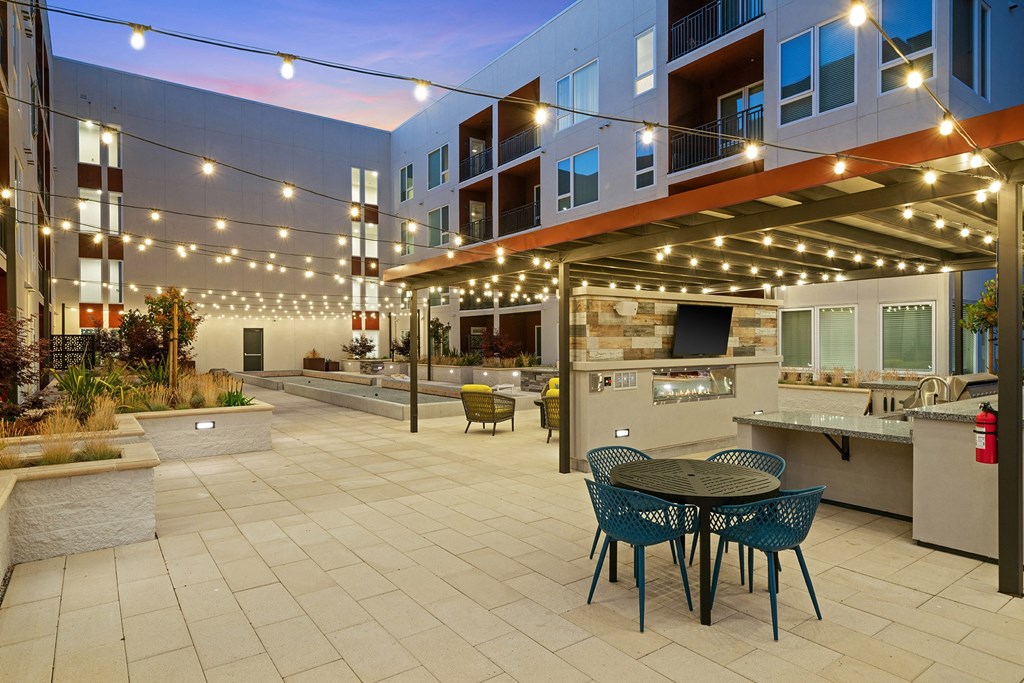 Well-lit grilling and picnic area - La Via Apartments