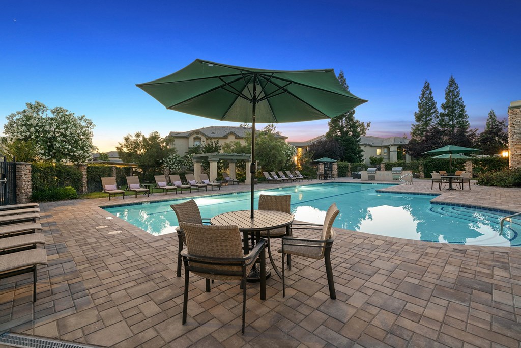 covered tables near swimming pool - Willow Spring Apartments