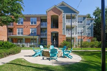 Belle Harbour Apartments - Fire pit and lounge area
