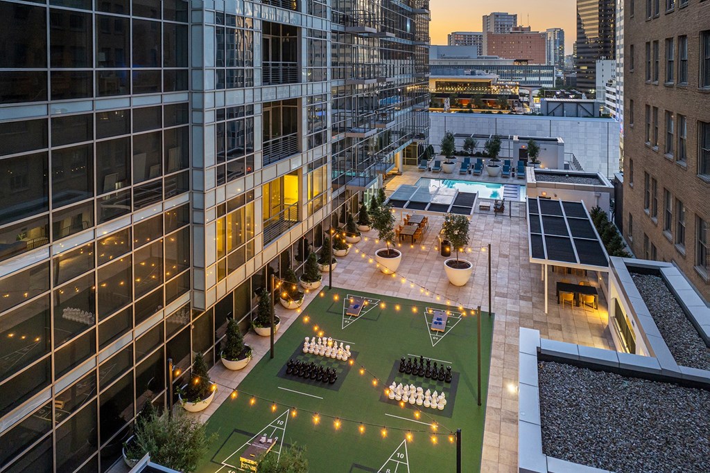 Rooftop terrace with games and ample seating - Main 3 Downtown