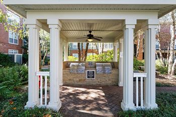 Belle Harbour Apartments - Covered grilling station