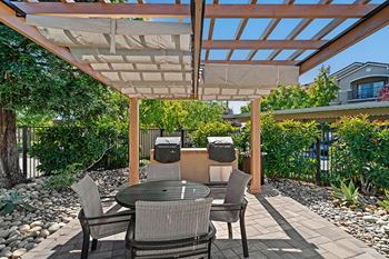 Mountain Shadows Apartments - Outdoor BBQ grilling station