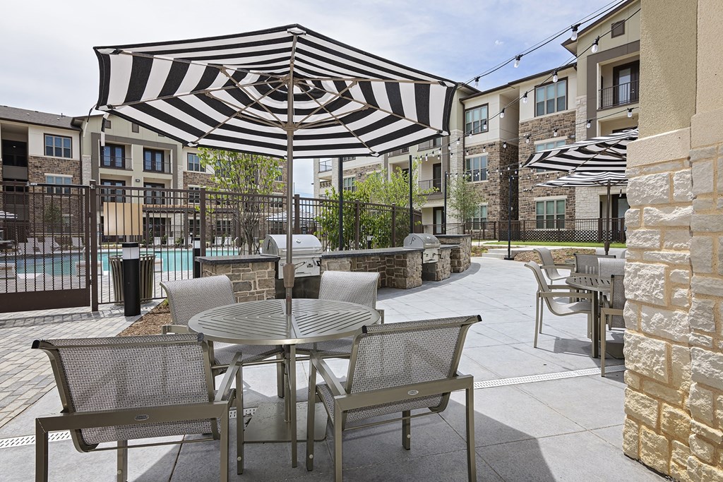 Poolside picnic area - Debbie Lane Flats