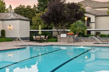 The Commons Apartments BBQ area beside pool