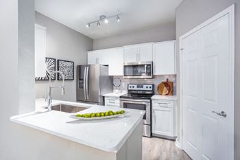 Lexington Farms chef-inspired kitchen