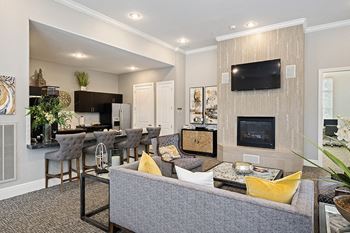 The Fairways at Corbin Park lounge with television and breakfast bar