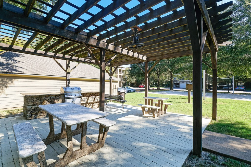 The Estates at River Pointe BBQ and picnic area