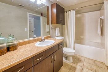 Courtney Station Apartments - Garden tubs