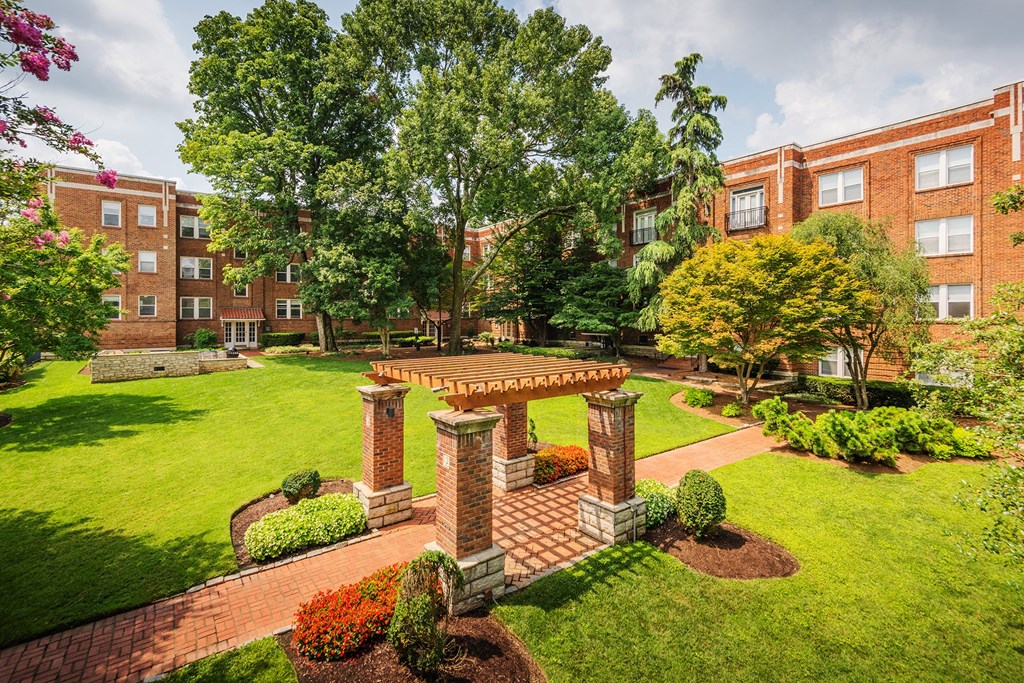 Hayes House courtyard and pergola