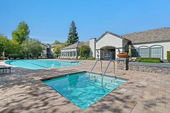 The Commons Apartments pool and spa
