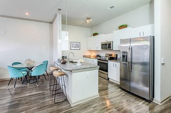 Centre Pointe Apartments stainless steel appliances