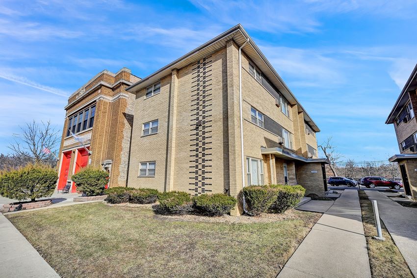 11037 S. Homewood Ave 1-2 Beds Apartment for Rent - Photo Gallery 1