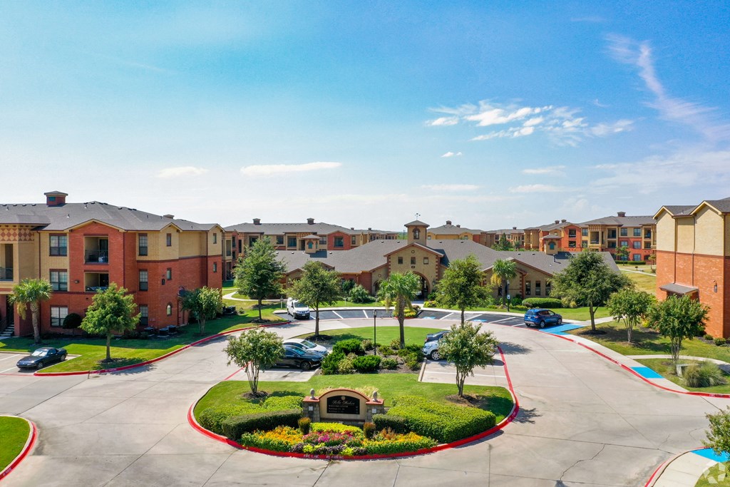 Exterior View at Bella Madera Apartments, Lewisville, TX 75056