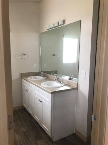 Double Vanity Sinks in Luxury Townhomes - Photo Gallery 4