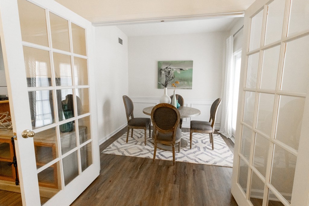 The Crest at Sugarloaf One Bedroom Apartment Home with Den Located in Lawrenceville, GA