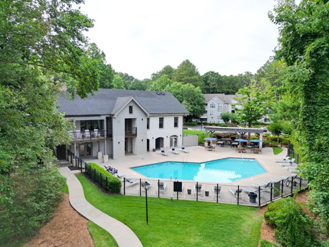 the crest at Berkeley Lake apartments in Duluth ga swimming pool