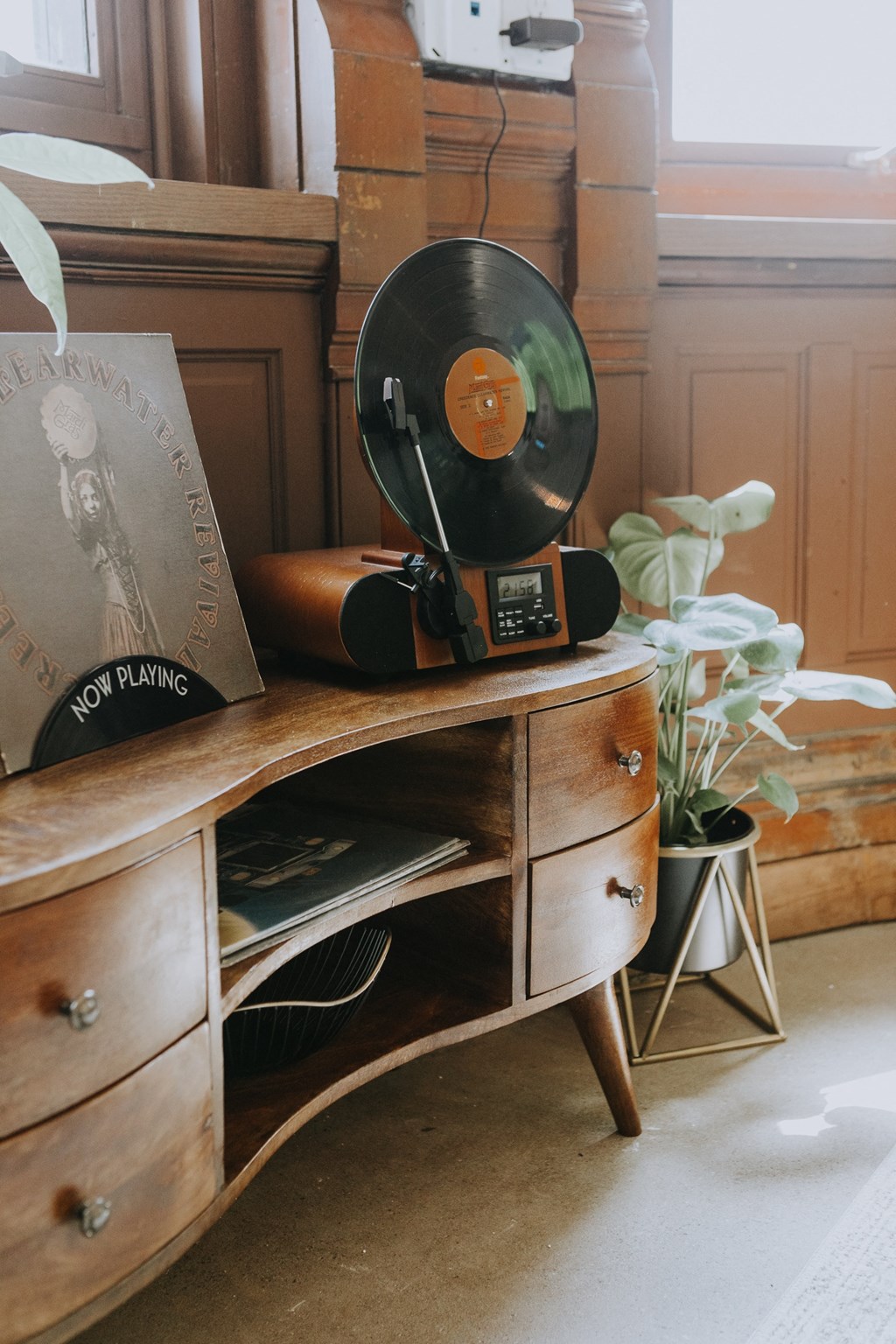 a record player sitting on top of a wooden desk