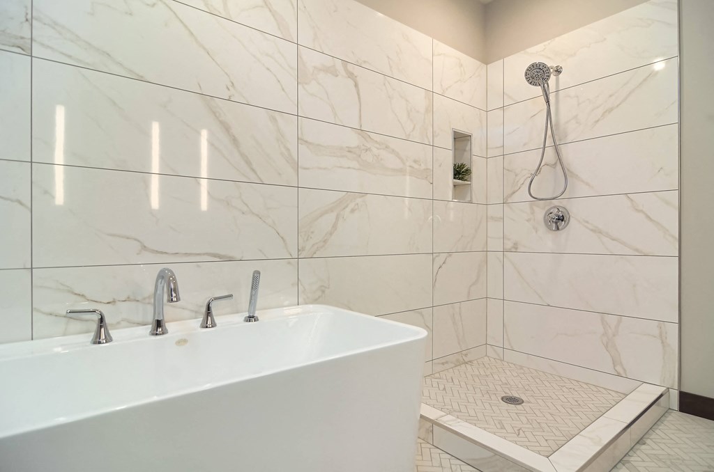 the ensuite shower and tub in the master ensuite bathroom of the folly house